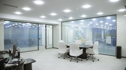 babək plaza ofis arakəsmə işlərində matlaşan və şəffaf olan smartglass pdlc araüz ofis arakəsmə və oniks divar işləri glasstech tərəfindən görülüb. Eyni zamanda şüşə resepşn və dekorativ oniks daş şüşə ilə divar üzləmə işləri olunmuşdur. Bu ofisdə ofis qapı işləri də glasstech tərəfindən həyata keçirilmişdir. Boyalı rəngli temperli şüşələr də istifadə edilərək səs keçirməyən akustik şüşələr ilə iki ofis arası bölünmüşd&